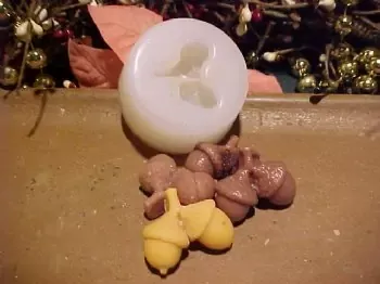 Acorn Cluster Embed 1 Cavity Silicone Mold 2583