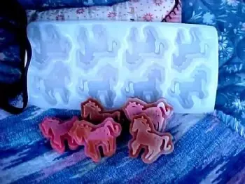 Horse Embeds 8 Cavity Silicone Mold 5388