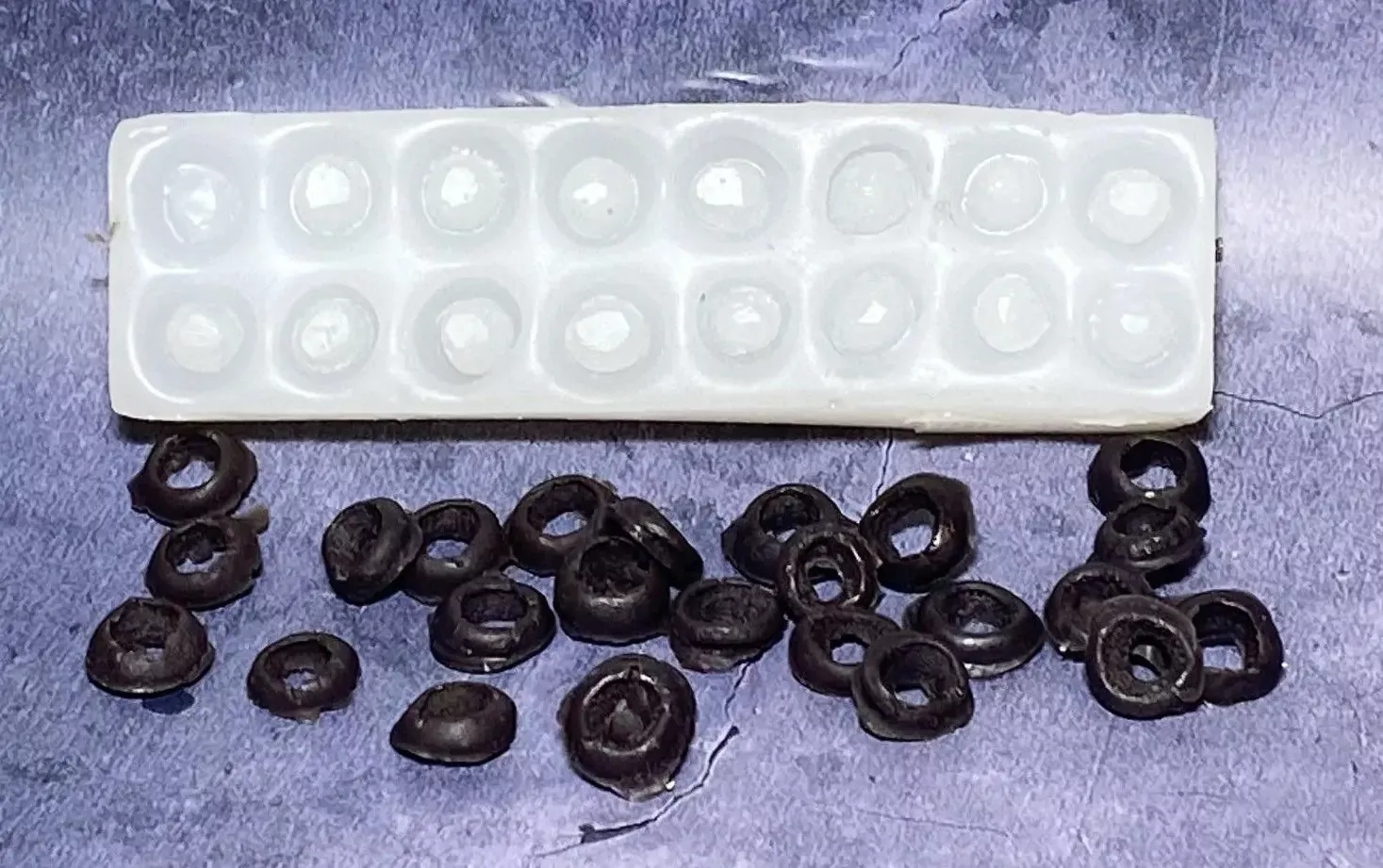 Mini Sliced Olives Embed 16 Cavity Silicone Mold 840